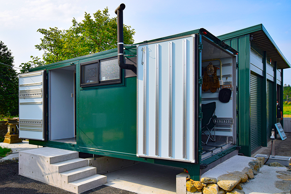 【 冷凍車のコンテナを再利用した、高断熱仕様の離れ小屋 】 写真