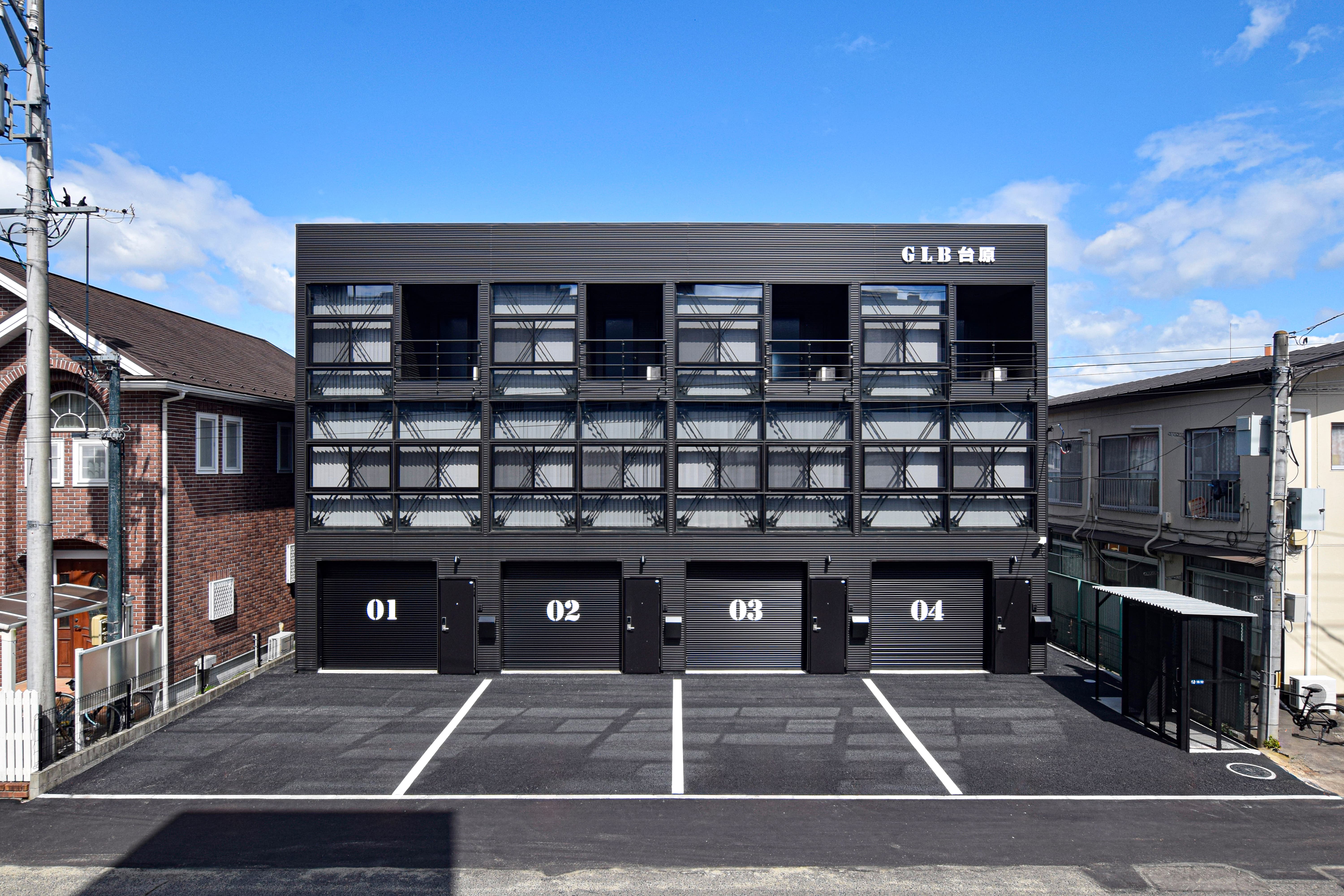 【　軽量鉄鋼造の3階建てガレージアパート　】 写真